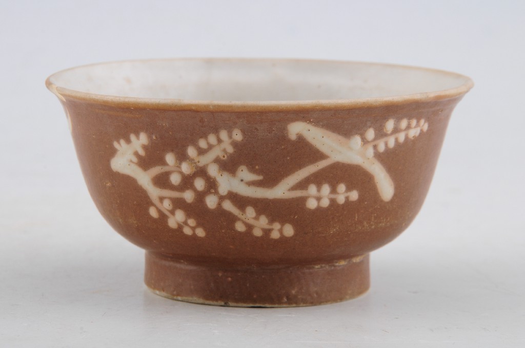 清褐釉堆白釉花鸟纹撇口碗_赣州市博物馆官方网站|National Museum of Ganzhou